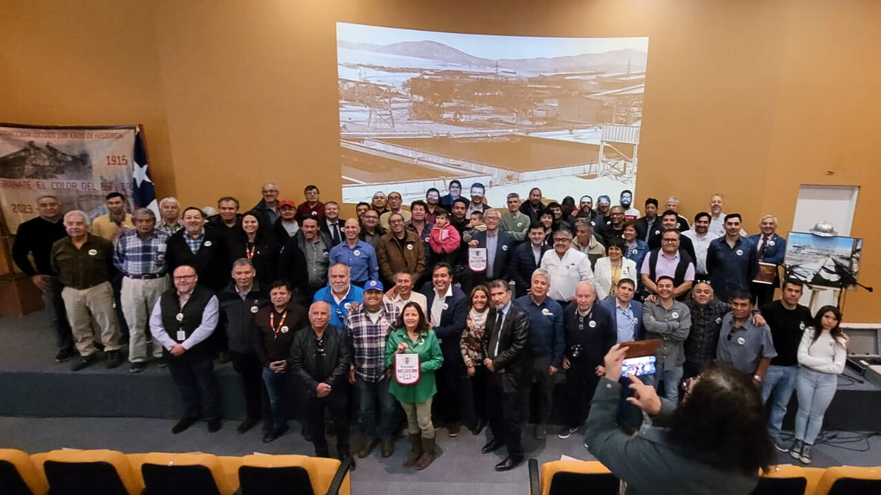 «Emotivo Lanzamiento del Libro ‘Granate, el Color del Esfuerzo’ Un Viaje a la Historia del mineral Chuquicamata»